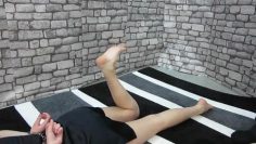 elleri kelepçeli olan seksi etekli kıza tecavüz porno fantezisi