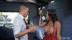 Sarap-Seven-Is-Arkadasi-Ise-Sutyensiz-Gelince-Porno-Cektiler